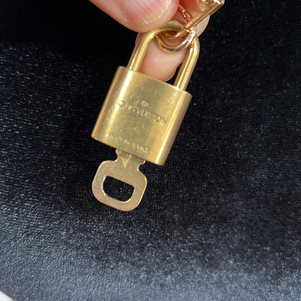 🧡Gold Chain Necklace with LV Lock Pendant 317 - Picture 4 of 14
